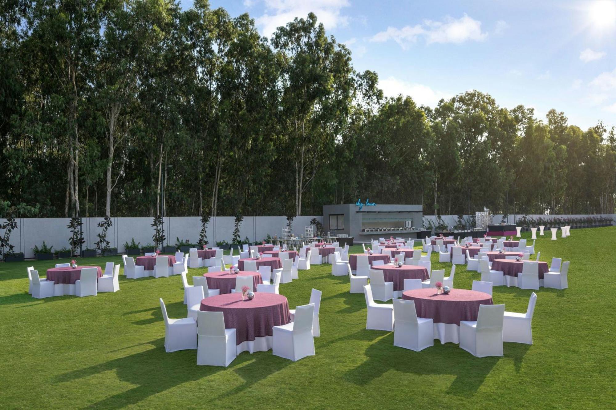 Moxy Bengaluru Airport Prestige Tech Cloud Hotel Devanahalli Exterior foto